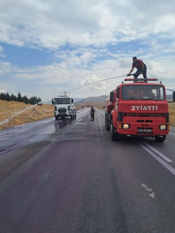 bu-yoldan-gecen-neye-ugradigini-sasirdi-otomobillerin-rengi-degisti