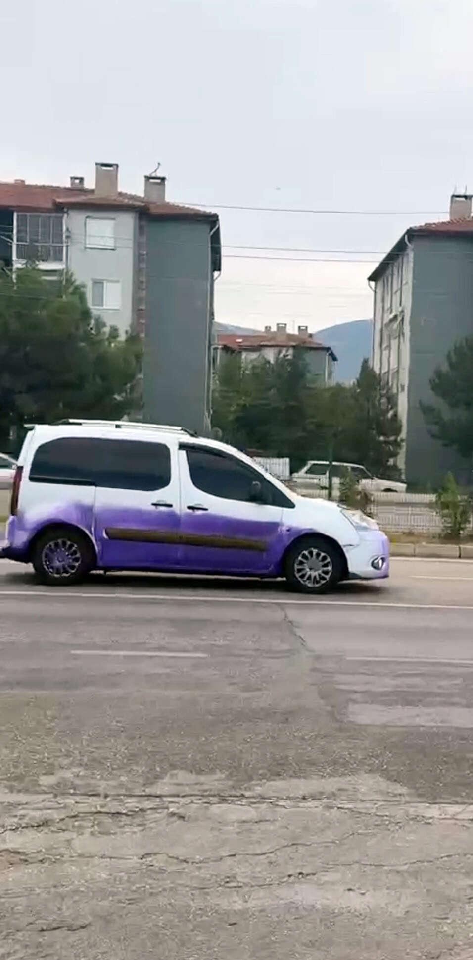 bu-yoldan-gecen-araclar-mora-boyandi-suruculer-saskina-dondu