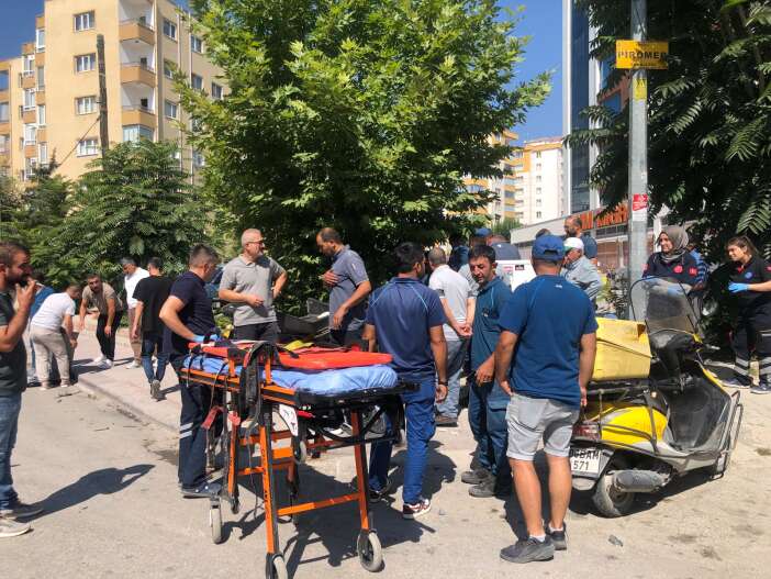 Konya'da Otomobilin PTT Kuryesine Çarptığı Trafik Kazası Meydana Geldi haber fotoğrafı