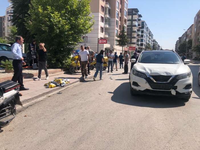 Konya'da Otomobilin PTT Kuryesine Çarptığı Trafik Kazası Meydana Geldi haber fotoğrafı