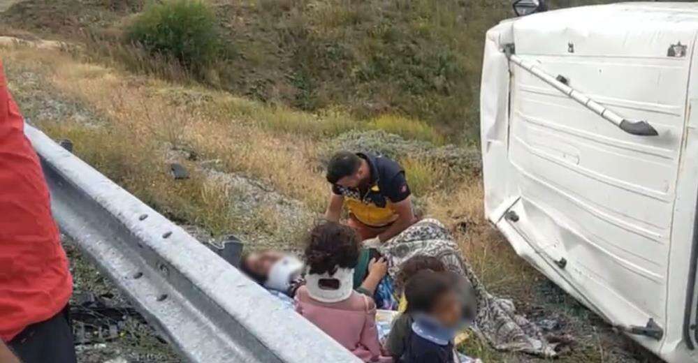 otomobil-ile-minibus-carpisti-5i-cocuk-11-yarali-var
