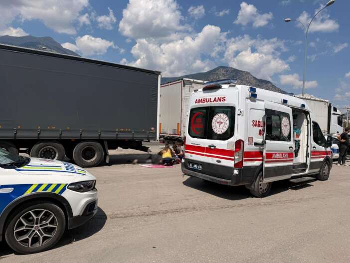 Sanayi sitesinde iki tırın arasında sıkışan kişi hayatını kaybetti haber fotoğrafı