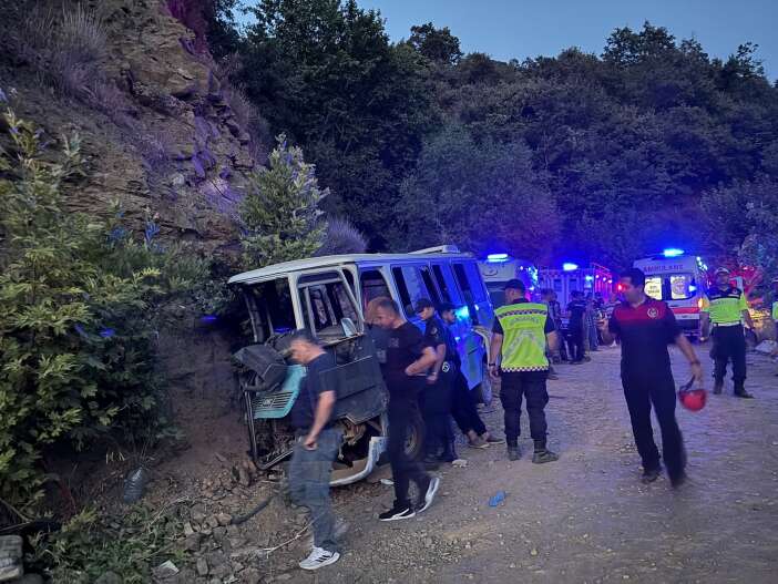 tarim-iscilerini-tasiyan-minibus-kayaliklara-carpti-1-olu-8-yarali