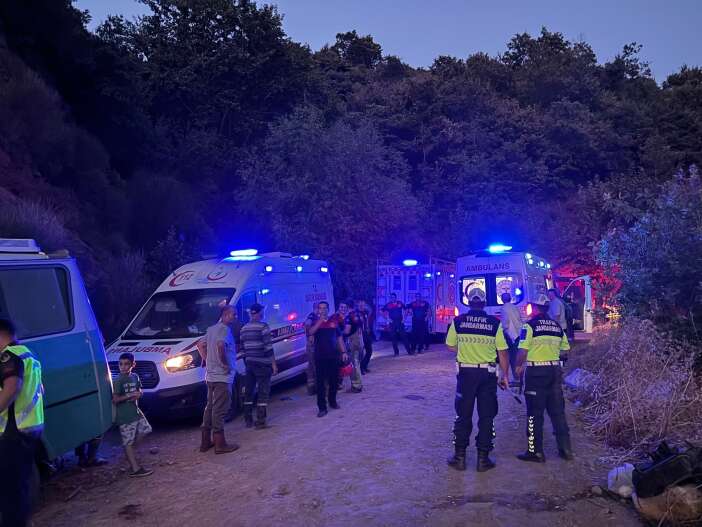 tarim-iscilerini-tasiyan-minibus-kayaliklara-carpti-1-olu-8-yarali