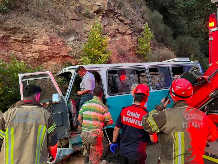 tarim-iscilerini-tasiyan-minibus-kayaliklara-carpti-1-olu-8-yarali