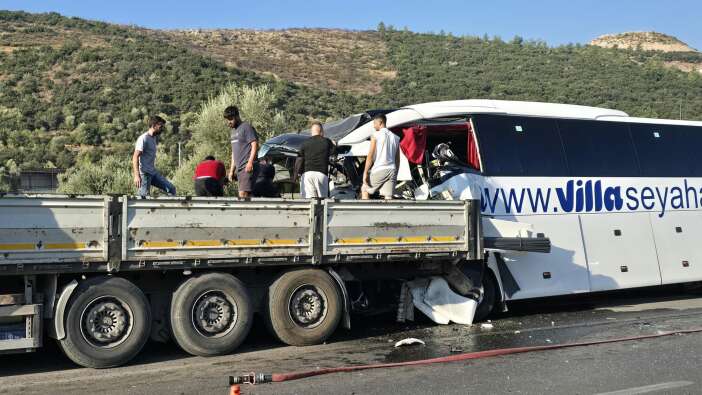 tur-otobusu-tira-arkadan-carpti-3-olu-16-yarali-var