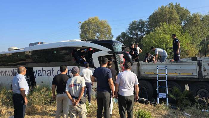tur-otobusu-tira-arkadan-carpti-3-olu-16-yarali-var