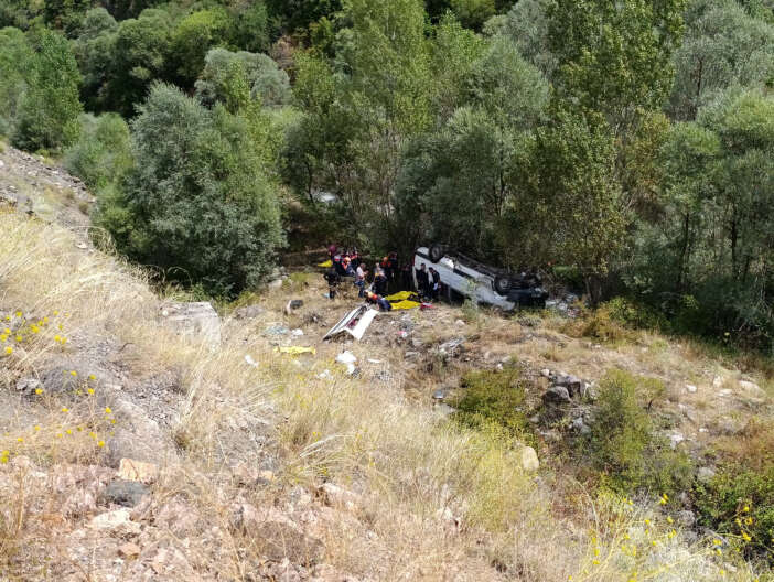 Yolcu minibüsünün şarampole devrilmesi sonucu 4 kişi öldü ve 10 kişi yaralandı haber fotoğrafı