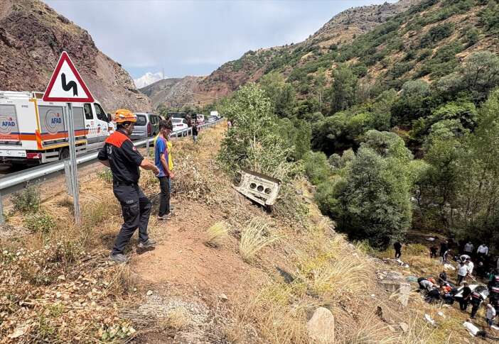 Yolcu minibüsünün şarampole devrilmesi sonucu 4 kişi öldü ve 10 kişi yaralandı haber fotoğrafı