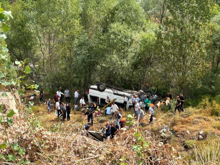 Yolcu minibüsünün şarampole devrilmesi sonucu 4 kişi öldü ve 10 kişi yaralandı haber fotoğrafı