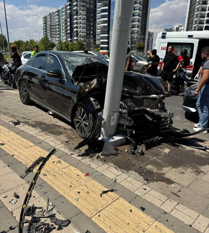carpisan-otomobillerden-biri-direge-savruldu-35-yasindaki-kadin-hayatini-kaybetti