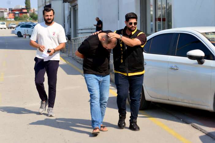 parkta-baslayan-tartisma-kanli-bitti-kafeye-sigindi-bicaklanarak-olduruldu