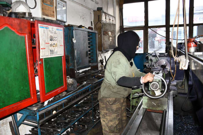 cocuk-yasta-tezgahin-basina-gecti-20-yasindaki-nursena-ailesinin-meslegini-surduruyor