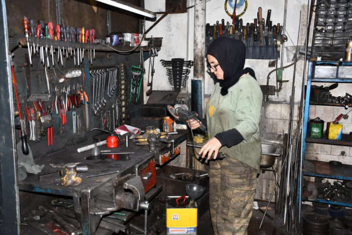 cocuk-yasta-tezgahin-basina-gecti-20-yasindaki-nursena-ailesinin-meslegini-surduruyor
