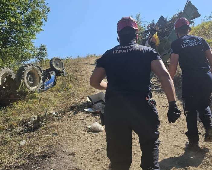kontrolden-cikan-traktor-devrildi-15-yasindaki-surucu-agir-yaralandi