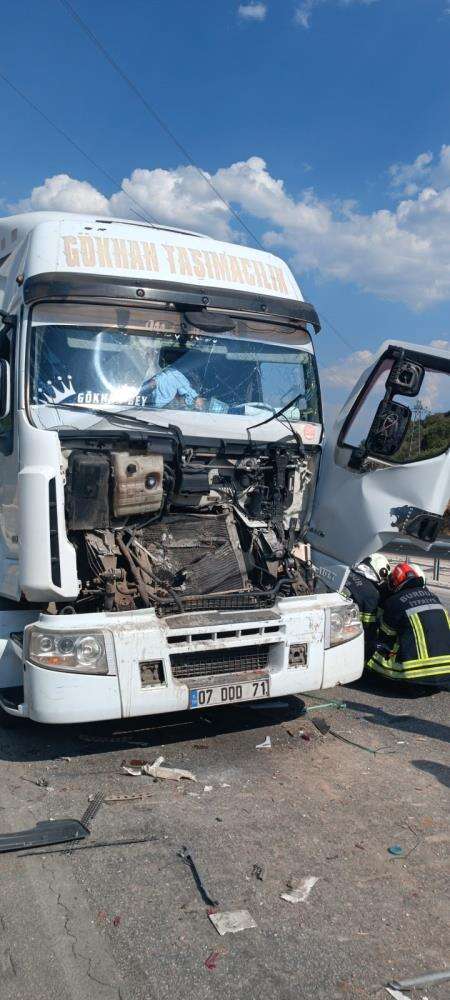 2-tir-carpisti-soforu-kurtarmak-icin-zamanla-yaristilar
