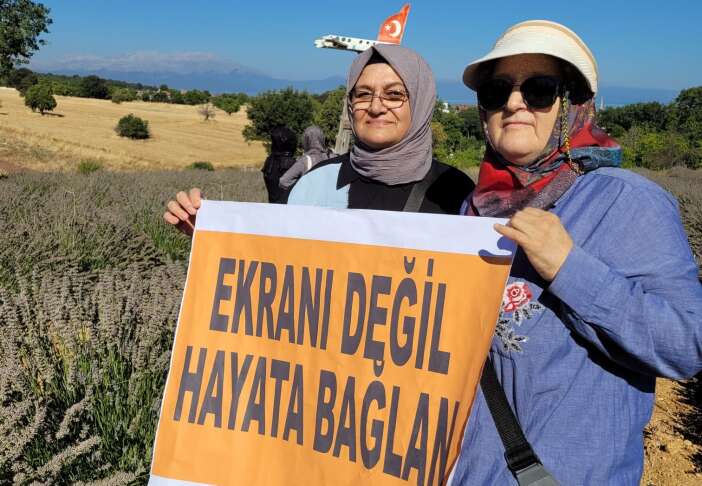 konyada-kadinlar-lavanta-bahcesinde-bulustu-actiklari-pankartlar-dikkat-cekti