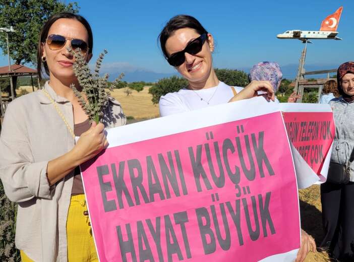 konyada-kadinlar-lavanta-bahcesinde-bulustu-actiklari-pankartlar-dikkat-cekti