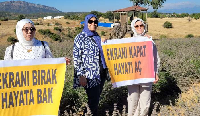 konyada-kadinlar-lavanta-bahcesinde-bulustu-actiklari-pankartlar-dikkat-cekti