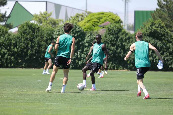 konyasporda-kocaelispor-mesaisi-ilhan-palut-isi-siki-tutuyor
