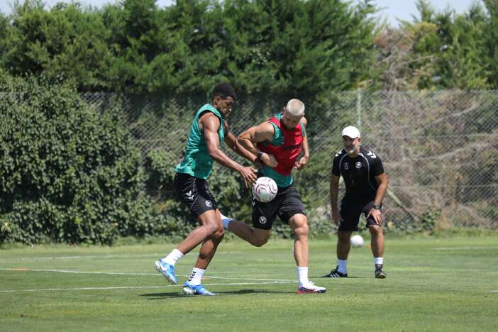 konyasporda-kocaelispor-mesaisi-ilhan-palut-isi-siki-tutuyor