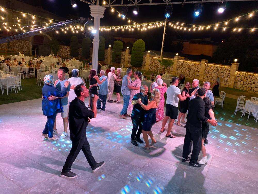 nikaha-saatler-kala-ayrildilar-damat-gelinsiz-dugun-yapti