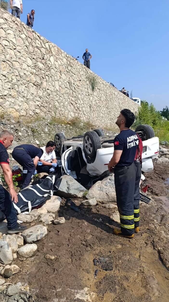 Dere yatağına düşen otomobildeki iki kadın hayatını kaybetti haber fotoğrafı