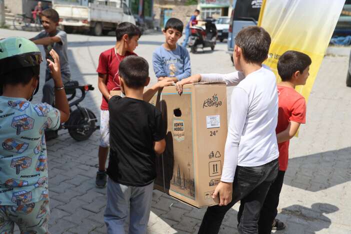 konyada-13-bin-cocugun-bekledigi-gun-geldi-bisikletler-dagitiliyor