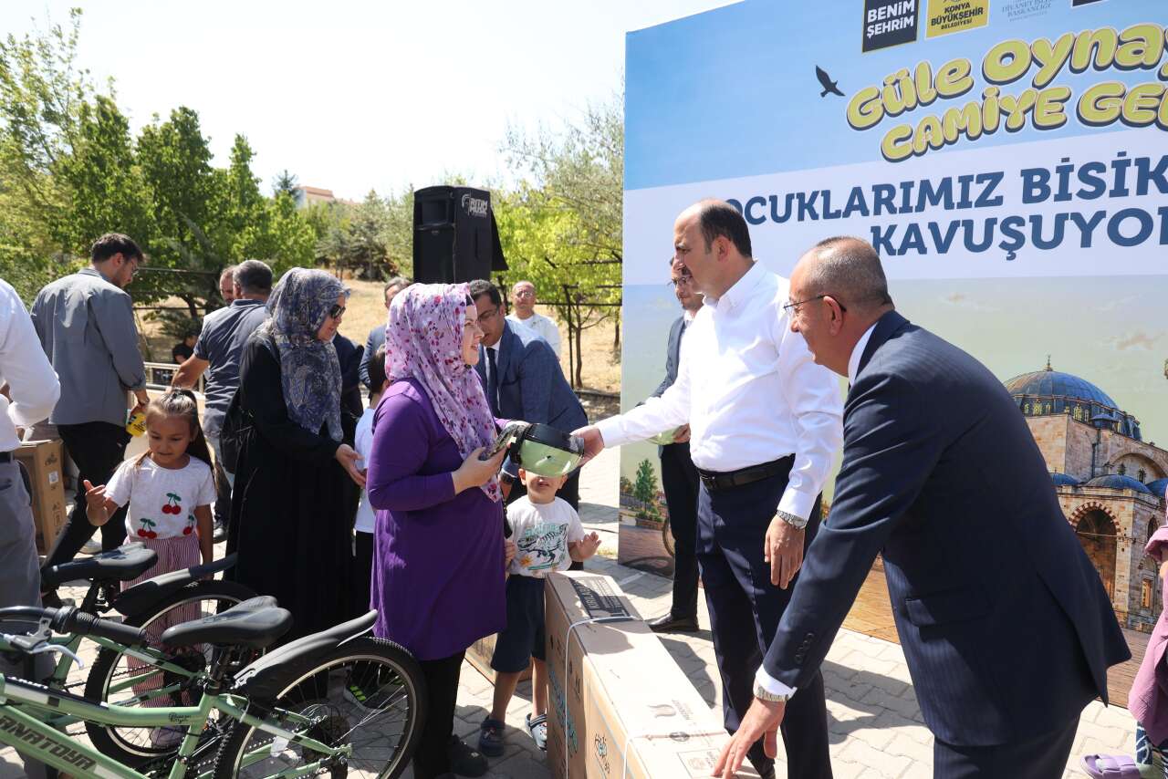 konyada-binlerce-cocugun-bekledigi-an-merkezde-bisiklet-dagitimi-basladi