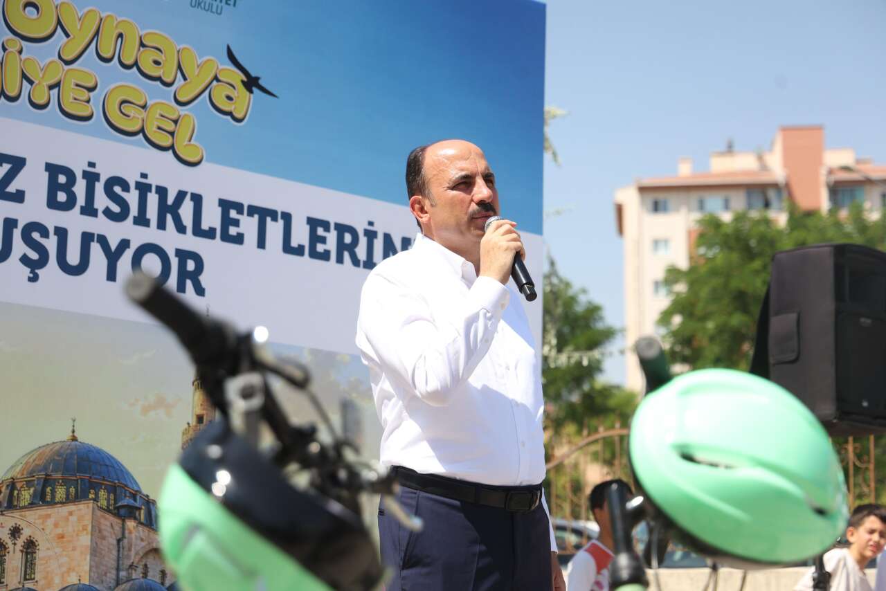 konyada-binlerce-cocugun-bekledigi-an-merkezde-bisiklet-dagitimi-basladi