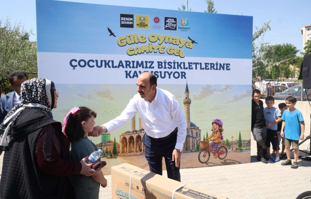 konyada-binlerce-cocugun-bekledigi-an-merkezde-bisiklet-dagitimi-basladi