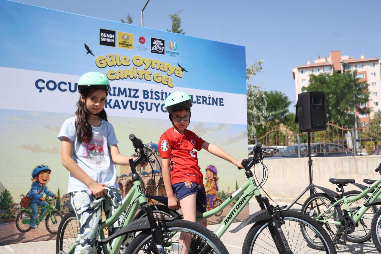 konyada-binlerce-cocugun-bekledigi-an-merkezde-bisiklet-dagitimi-basladi