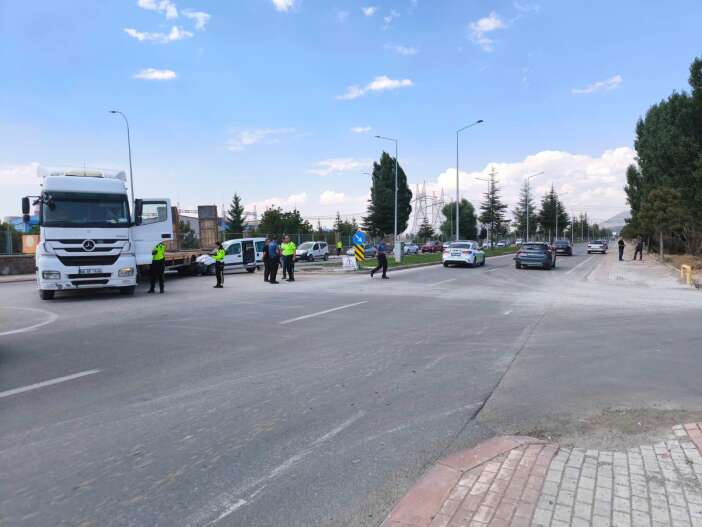 konyada-cekici-ile-hafif-ticari-arac-carpisti-1i-cocuk-5-kisi-yaralandi