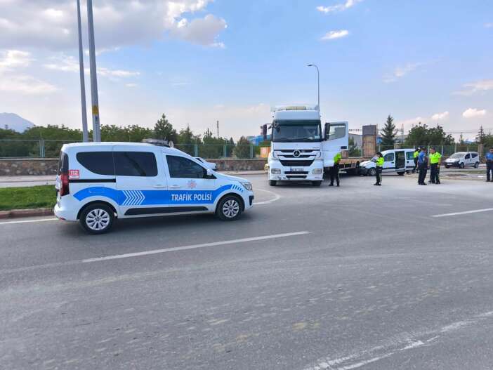 konyada-cekici-ile-hafif-ticari-arac-carpisti-1i-cocuk-5-kisi-yaralandi