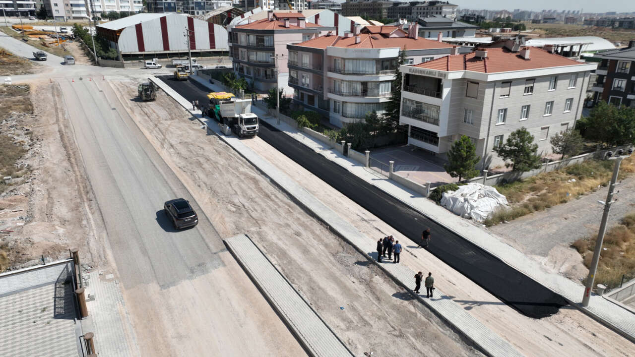 selcukluda-asfalt-sezonu-hiz-kesmeden-suruyor-hedef-100-bin-ton