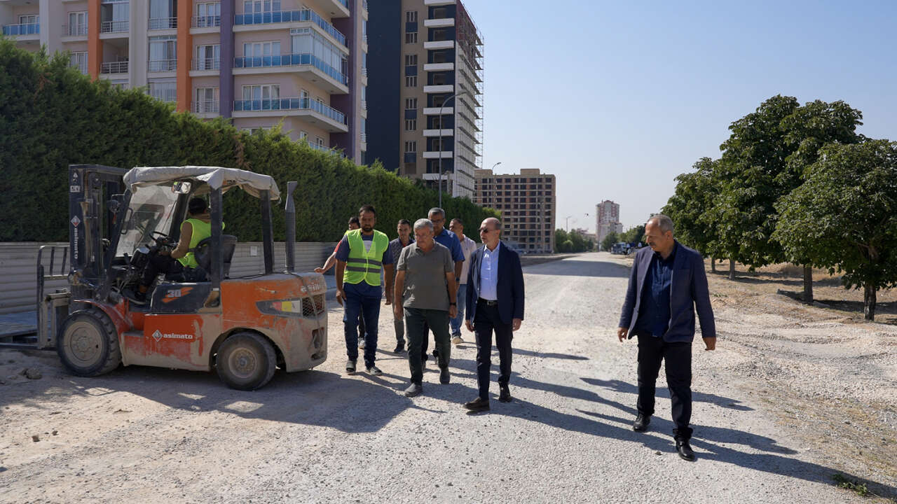 selcukluda-asfalt-sezonu-hiz-kesmeden-suruyor-hedef-100-bin-ton