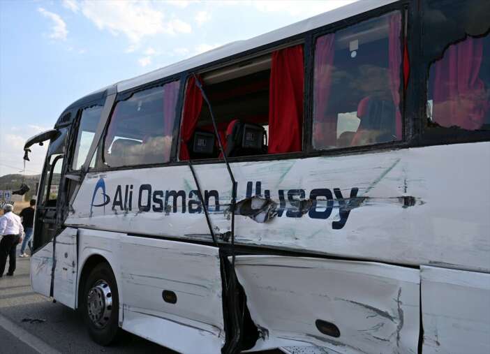 yolcu-otobusu-iki-tirla-carpisti-korkulan-olmadi
