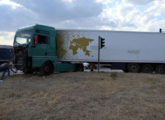 yolcu-otobusu-iki-tirla-carpisti-korkulan-olmadi