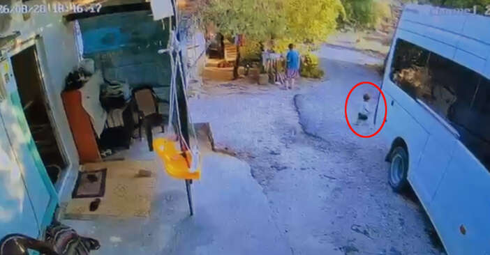 babasinin-kullandigi-minibusun-altinda-kalan-15-yasindaki-cocuk-oldu