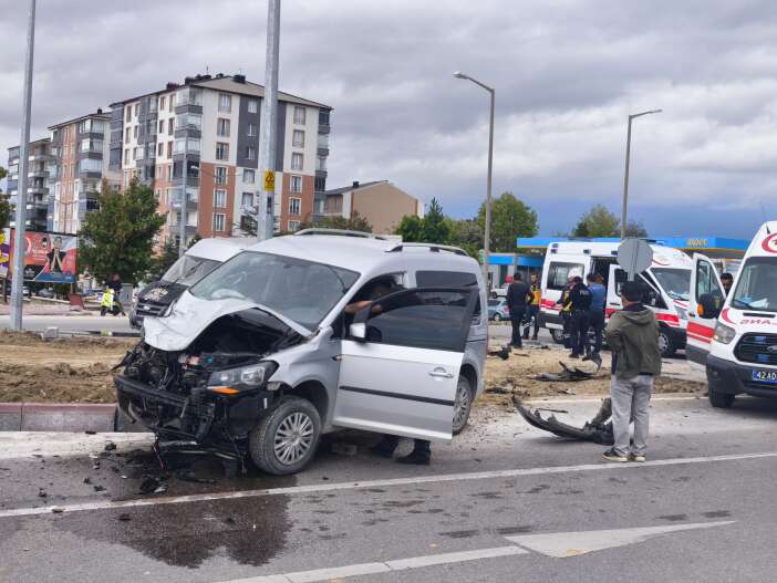 konyada-otogar-kavsaginda-iki-arac-carpisti-suruculer-yarali-kurtuldu