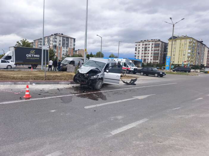 konyada-otogar-kavsaginda-iki-arac-carpisti-suruculer-yarali-kurtuldu