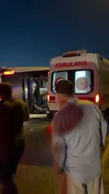 havalimani-personelini-tasiyan-servis-otobusu-devrildi-18-yarali