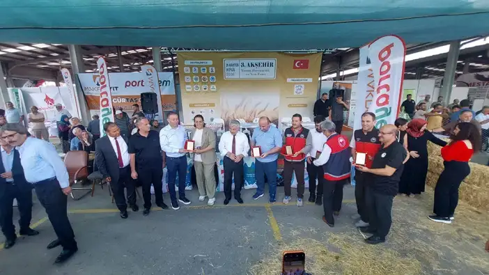 konyanin-en-guzel-buzagisi-secildi-sahibine-ceyrek-altin-verildi