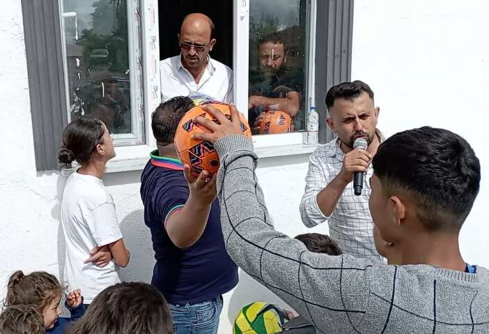 yokluk-icinde-mutlugu-buldurlar-kapi-kapi-dolasip-eski-halilardan-saha-kurdular