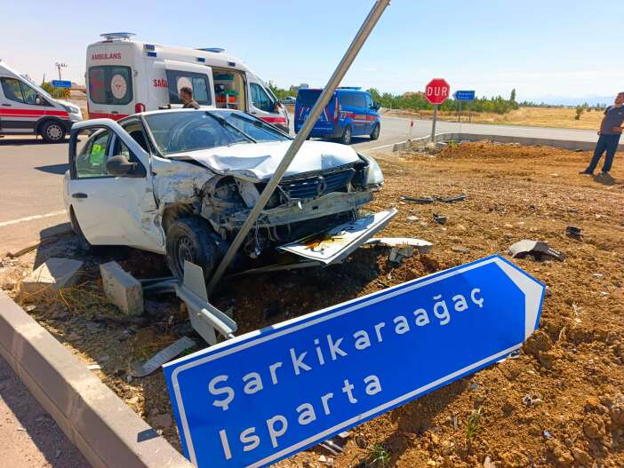 konyada-kavsakta-iki-otomobil-carpisti-cok-sayida-yarali-var