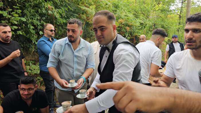 asirlik-gelenek-200-metreyi-sabir-sinavina-cevirdi-gelin-arabasi-4-saatte-gelebildi