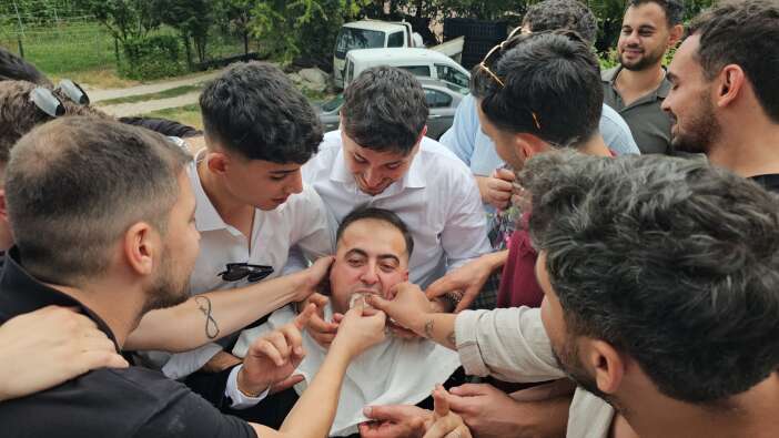 asirlik-gelenek-200-metreyi-sabir-sinavina-cevirdi-gelin-arabasi-4-saatte-gelebildi