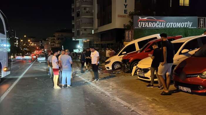 kontrolden-cikan-otomobil-oto-galeriye-boyle-daldi-antalya-alanya