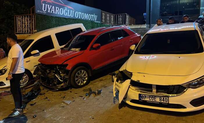 kontrolden-cikan-otomobil-oto-galeriye-boyle-daldi-antalya-alanya