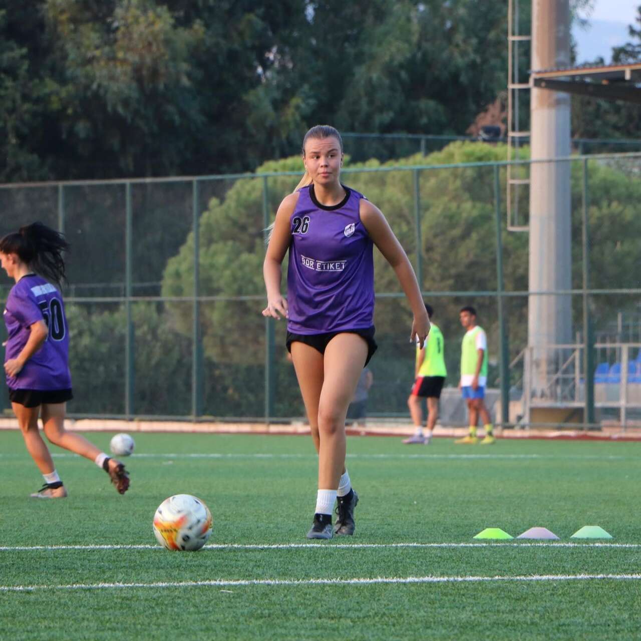 turk-futbolunda-tarihi-imza-takimi-22-yasindaki-zeynep-mestan-calistiracak
